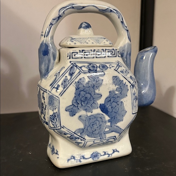 vintage blue and white porcelain Chinese teapot - Picture 4 of 5